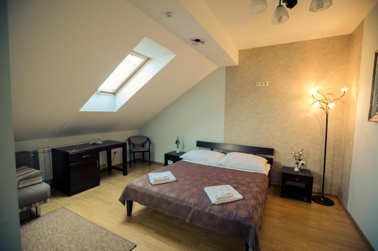 Premiere Hotel Khust Bagian luar foto