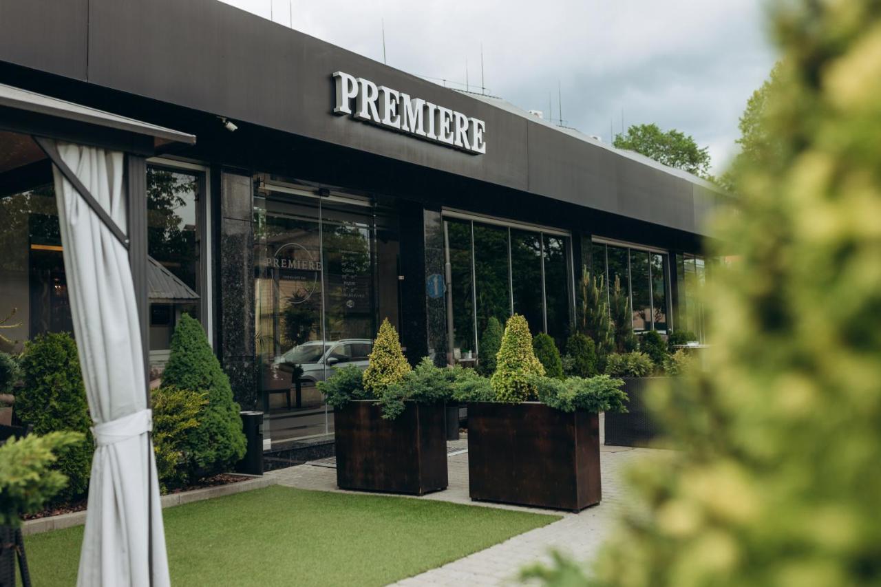 Premiere Hotel Khust Bagian luar foto
