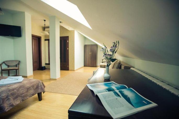 Premiere Hotel Khust Bagian luar foto
