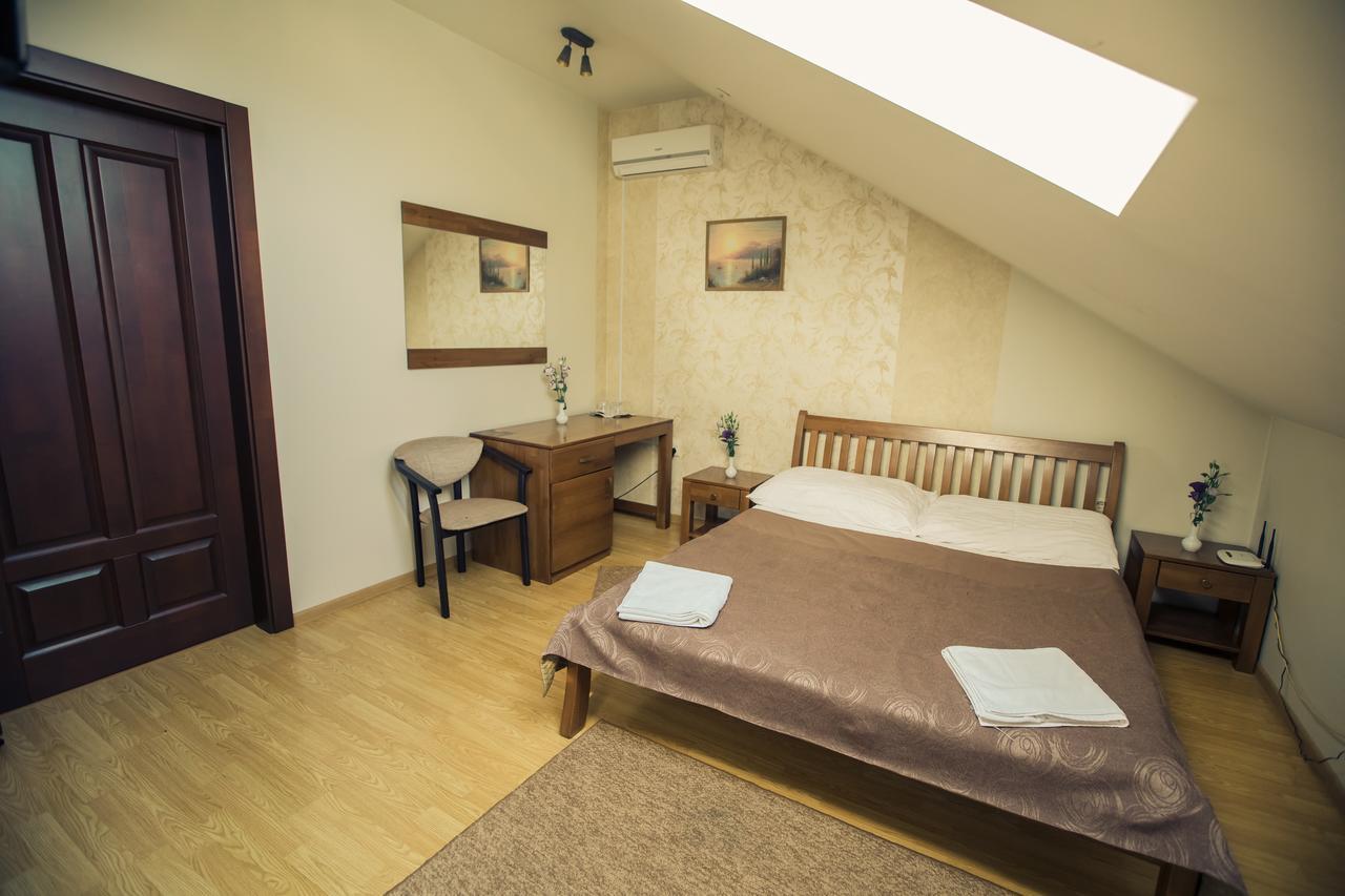 Premiere Hotel Khust Bagian luar foto