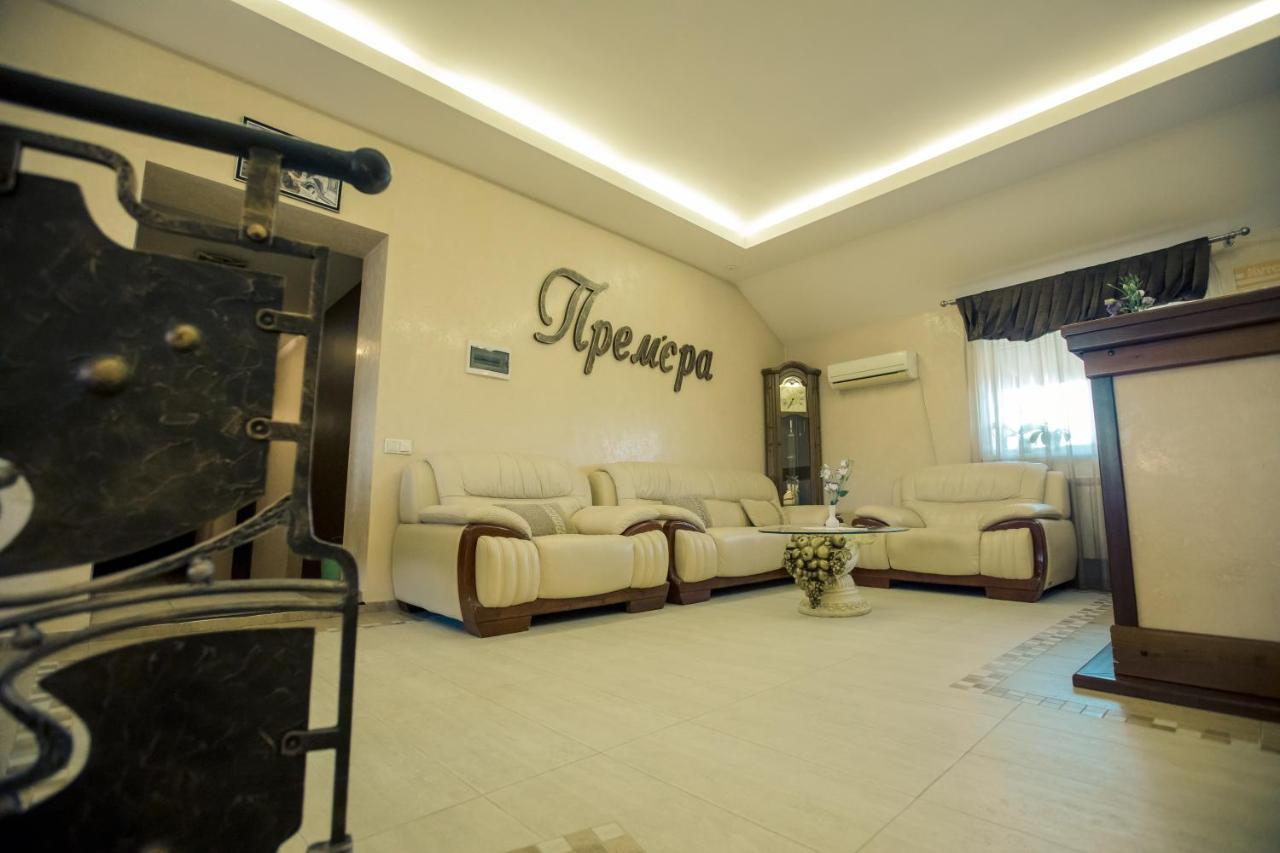 Premiere Hotel Khust Bagian luar foto