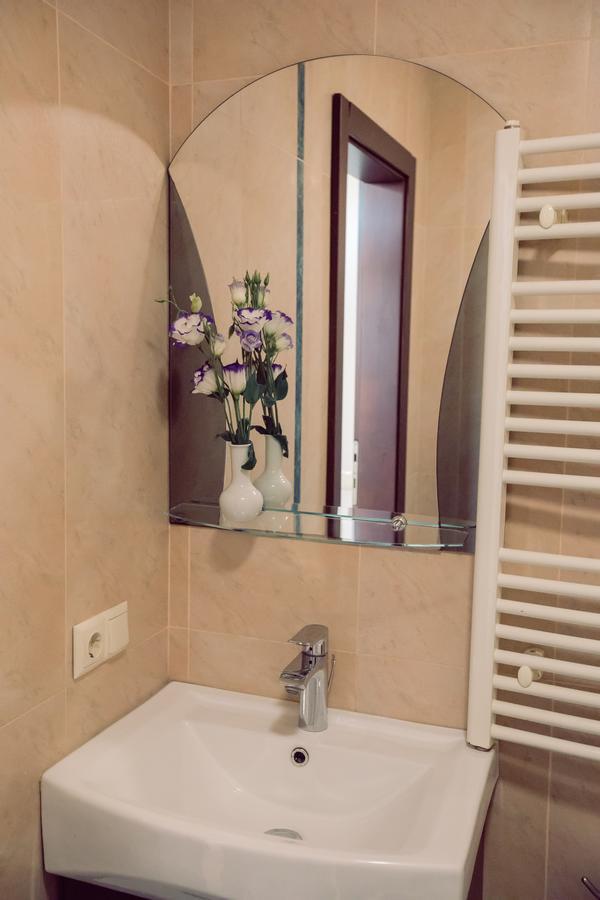 Premiere Hotel Khust Bagian luar foto